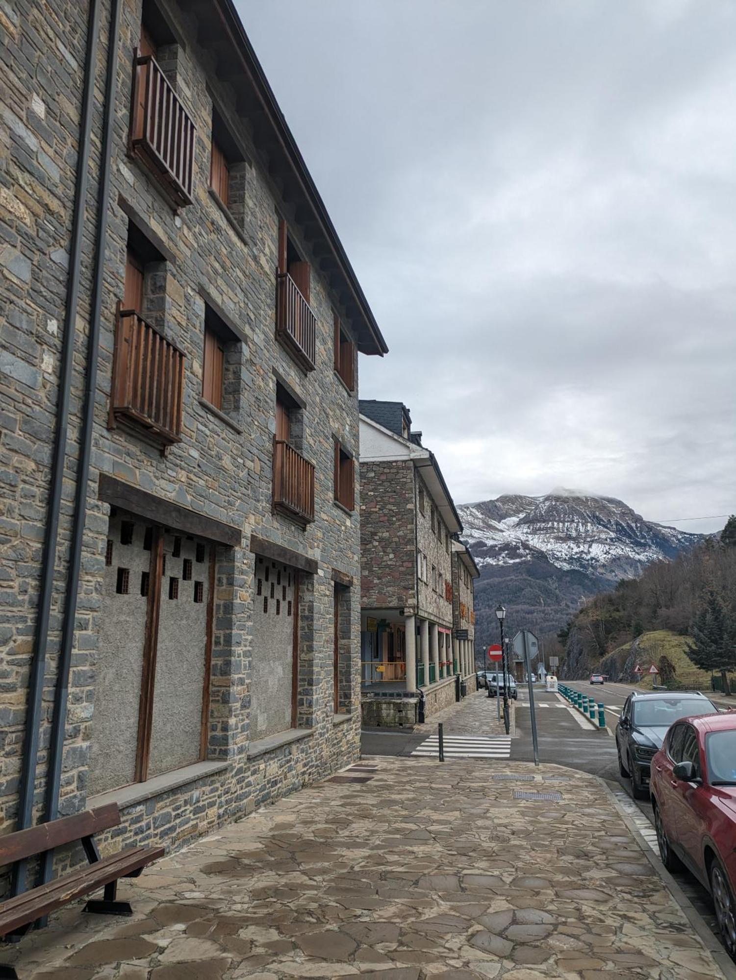 La Casa De La Montana Appartement Escarrilla Buitenkant foto